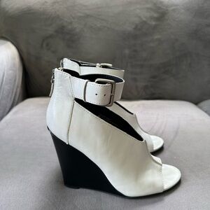 White Trouvé wedges